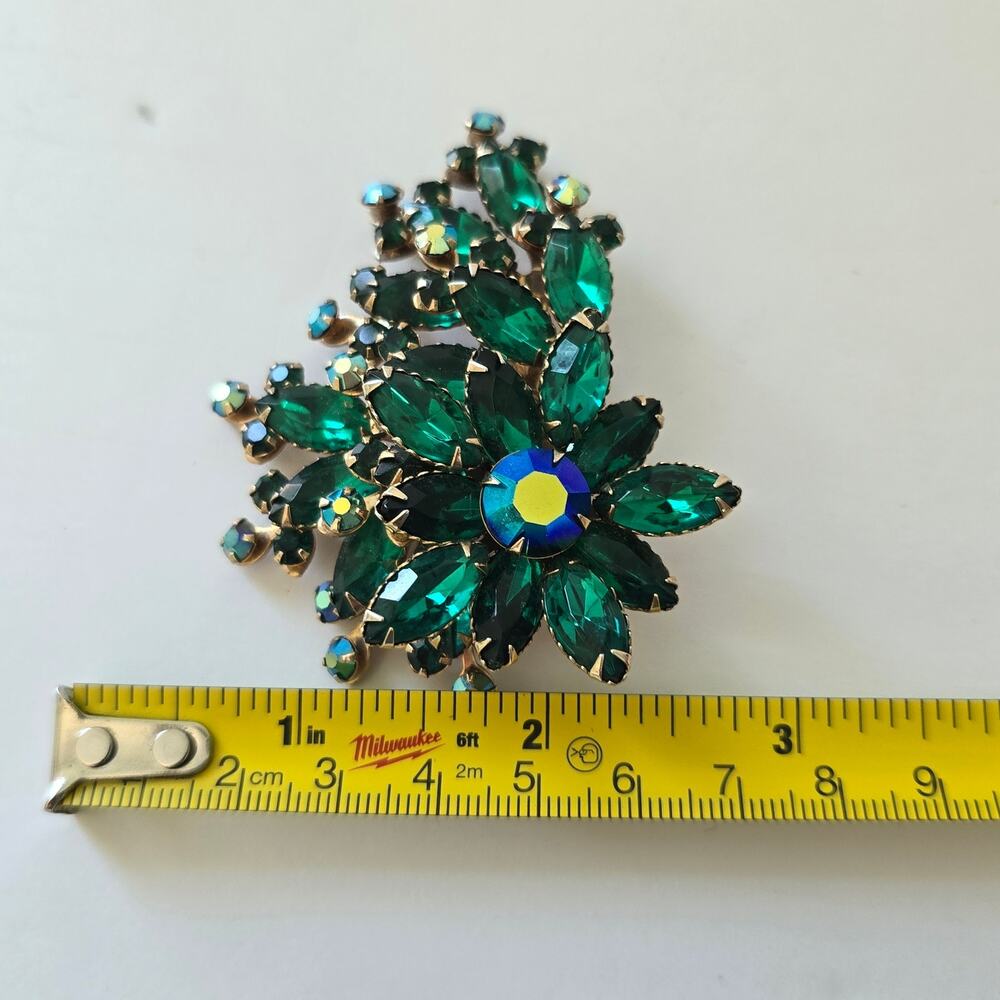 Vintage Brooch Emerald Green Aurora Borealis Rhinestone Floral Mid Century Glam - Picture 9 of 13